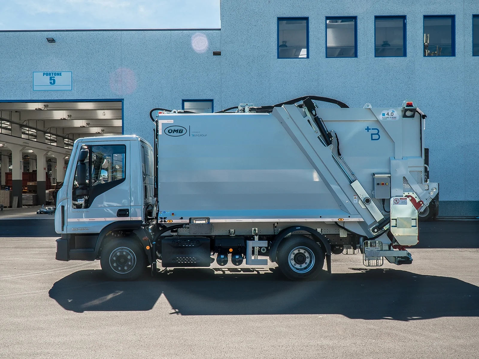 QUICK – přední pohled, bílá kabina IVECO